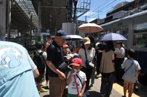 西広島駅にて降車した人々がお水を飲んでいる画像