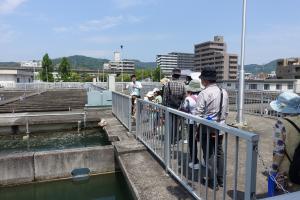 浄水場見学の様子の写真