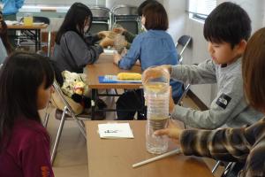 水をきれいにする実験をしている様子の写真