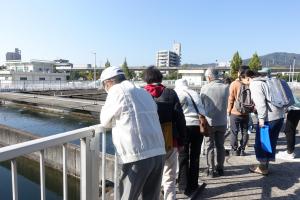 浄水場見学をしている写真