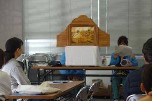 紙芝居を上演している様子の写真