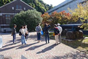 猿猴橋水管橋の説明中の写真