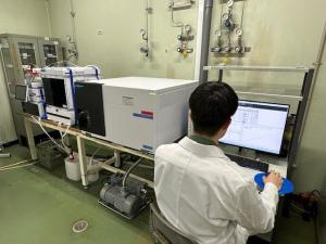 液体クロマトグラフ質量分析装置の写真