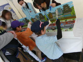 ゲームコーナー「つなごう未来へ　まちの水道管交換チャレンジ！」の様子