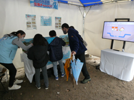 ゲームコーナー「つなごう未来へ　まちの水道管交換チャレンジ！」の様子