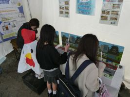 ゲームコーナー「つなごう未来へ　まちの水道管交換チャレンジ！」の様子