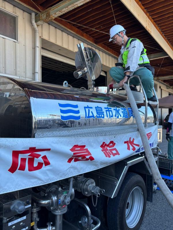 給水車への充水の様子
