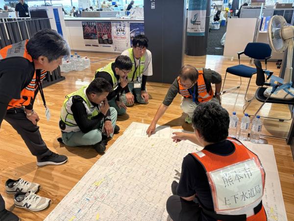 水道の復旧計画を作成している様子