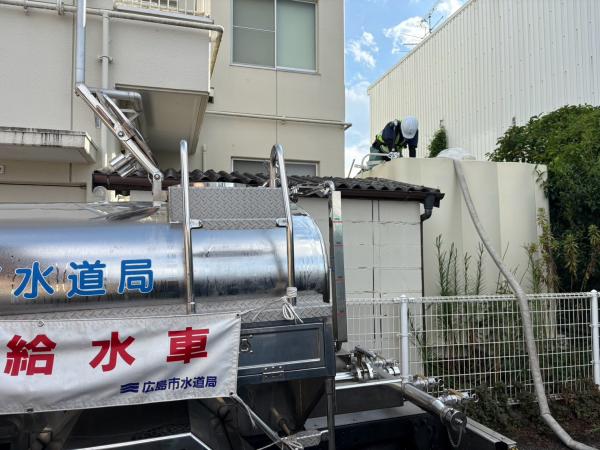 医療施設で受水槽に給水している様子