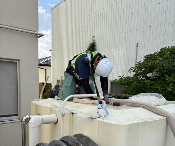医療施設で受水槽に給水している様子